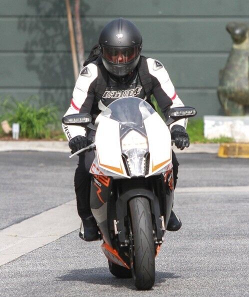 Брэдли Купер в образе крутого мотоциклиста 