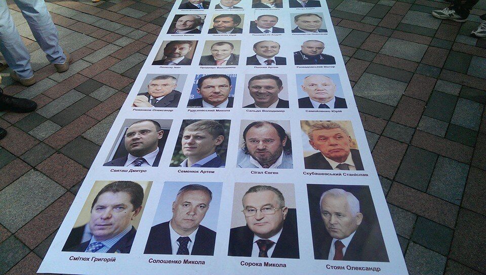 Активисты устроили депутатам Верховной Рады "коридор позора"