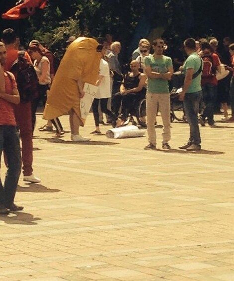 На митинге под Верховной Радой заметили "золотой батон". Фотофакт