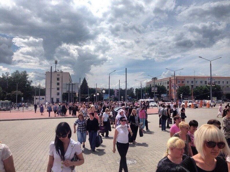 К аэропорту Харькова согнали сотни бюджетников встречать Кернеса - соцсети