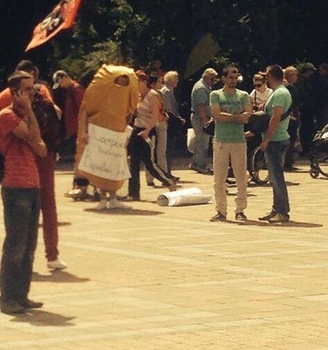 На митинге под Верховной Радой заметили "золотой батон". Фотофакт