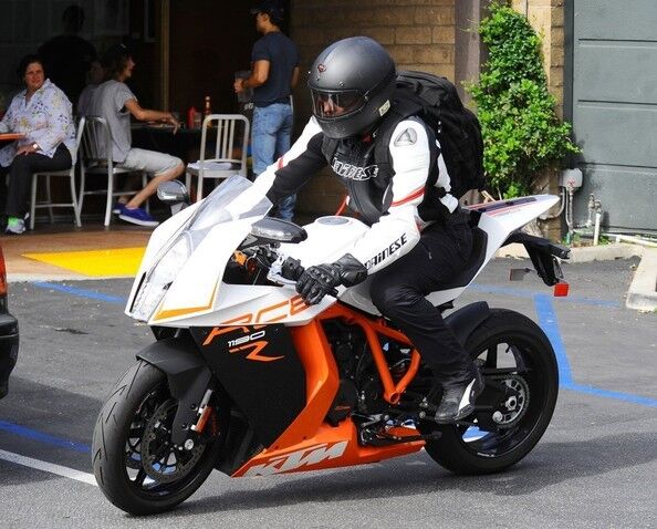 Брэдли Купер в образе крутого мотоциклиста 