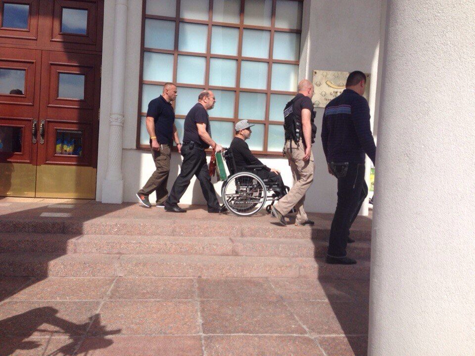 Кернес повернувся до Харкова в інвалідному візку
