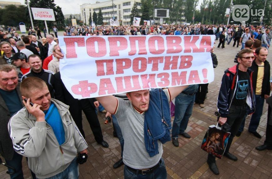 У Донецьку близько тисячі осіб з прапорами "ДНР" протестували проти АТО