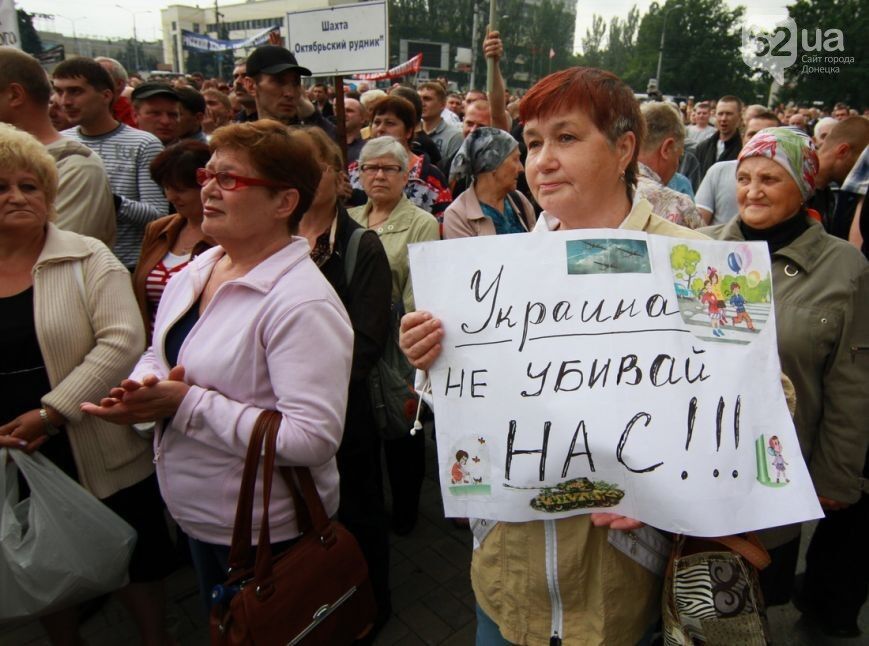 В Донецке около тысячи человек с флагами "ДНР" протестовали против АТО