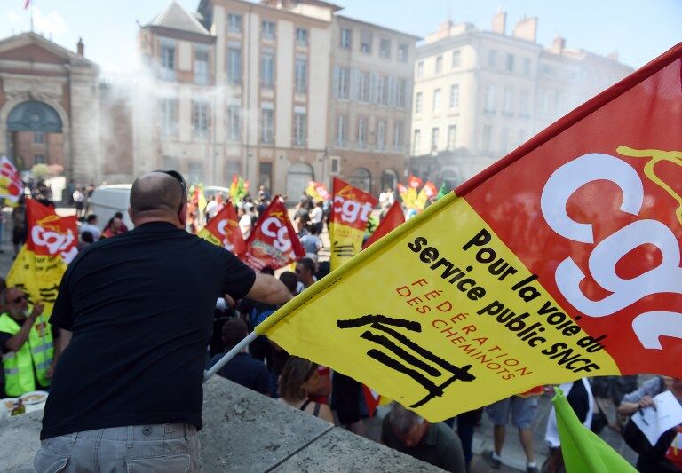 Франция: протестующих железнодорожников разогнали газом