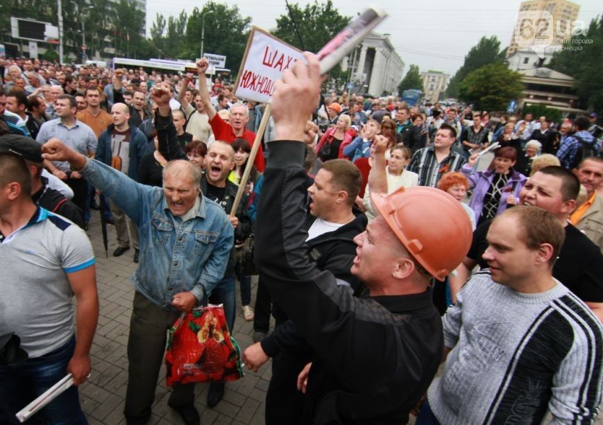 В Донецке около тысячи человек с флагами "ДНР" протестовали против АТО