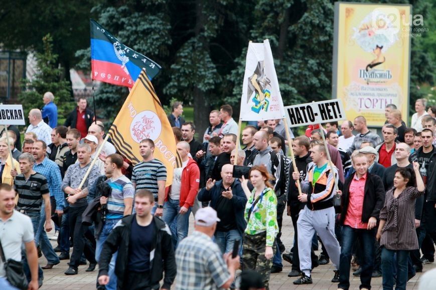 У Донецьку близько тисячі осіб з прапорами "ДНР" протестували проти АТО