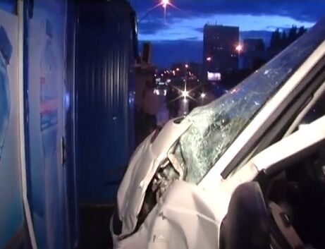 В Киеве бус провоцировал ДТП: трое пострадавших, повреждены четыре авто