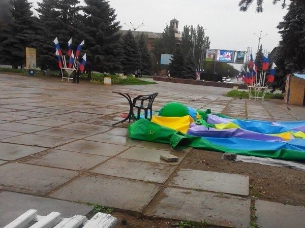 Центральную площадь Горловки "украсили" флагами России. Фотофакт