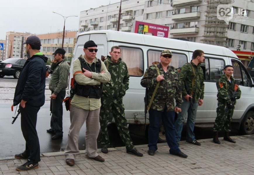 В Донецке около тысячи человек с флагами "ДНР" протестовали против АТО