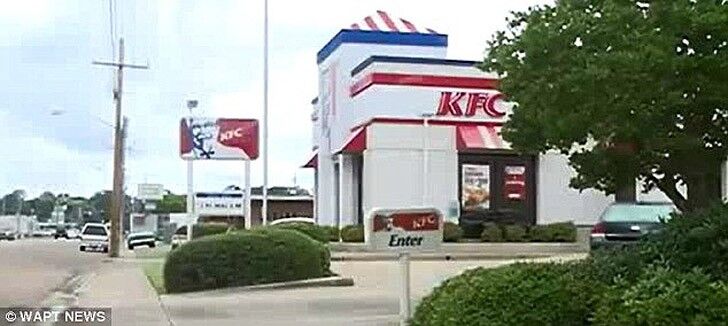 3-летнюю девочку, изуродованную питбулями, выгнали из KFC, из-за внешности