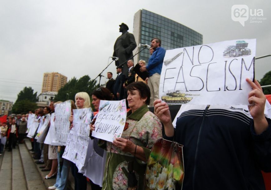 У Донецьку близько тисячі осіб з прапорами "ДНР" протестували проти АТО