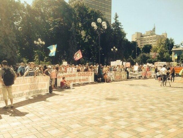 Около 400 валютных заемщиков собрались на пикет у стен Рады