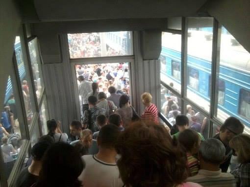 Луганск массово покидают жители. "Пробки" из людей и машин