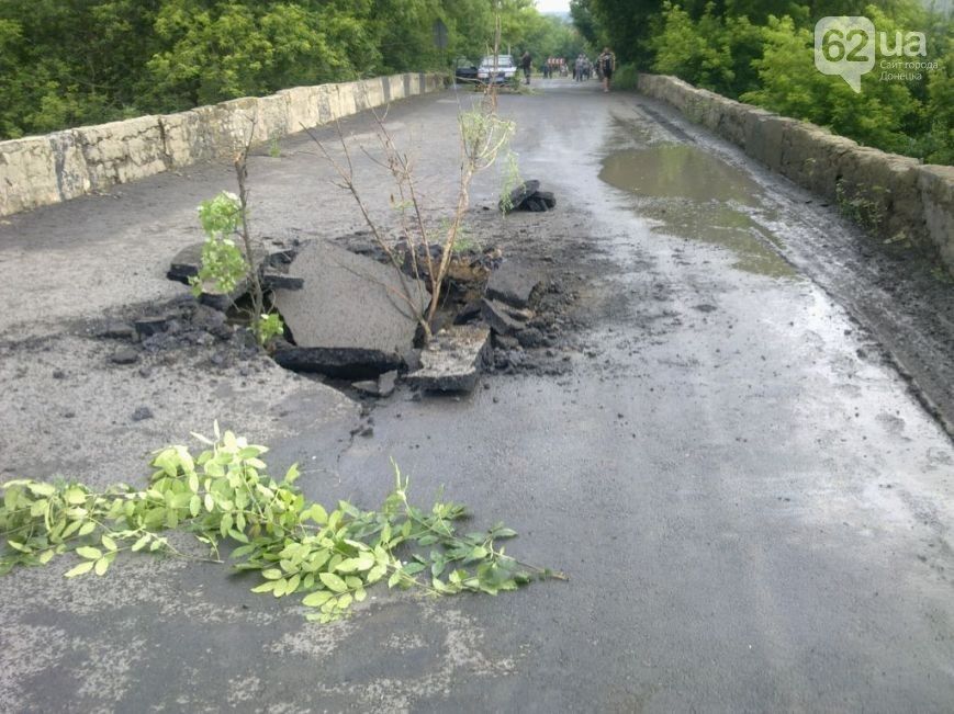 Террористы подорвали еще один мост в Донецкой области. Фотофакт