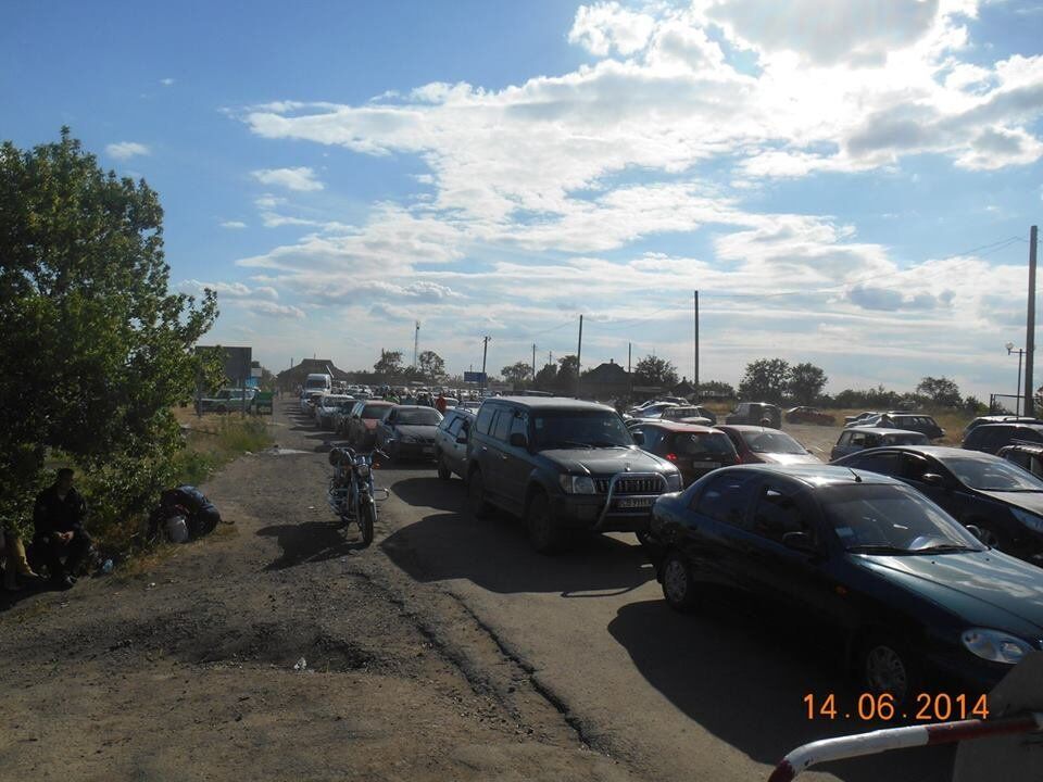 Луганськ масово покидають жителі. "Пробки" з людей і машин