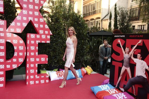 Кэмерон Диаз в облегающем платье представила "Секс-видео"