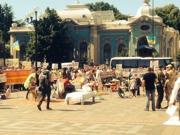 Около 400 валютных заемщиков собрались на пикет у стен Рады