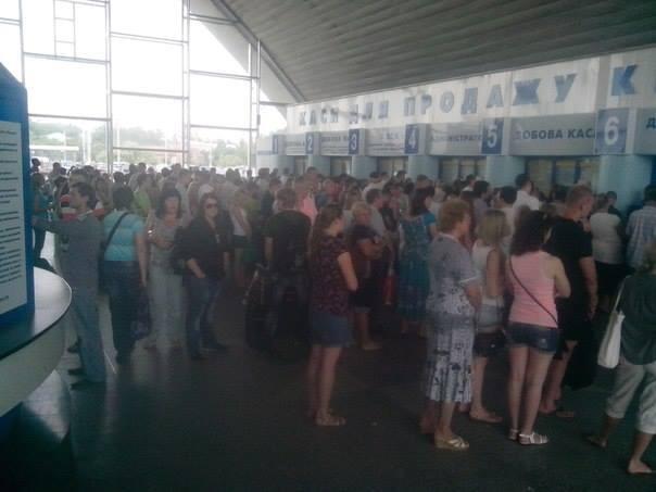 Луганск массово покидают жители. "Пробки" из людей и машин