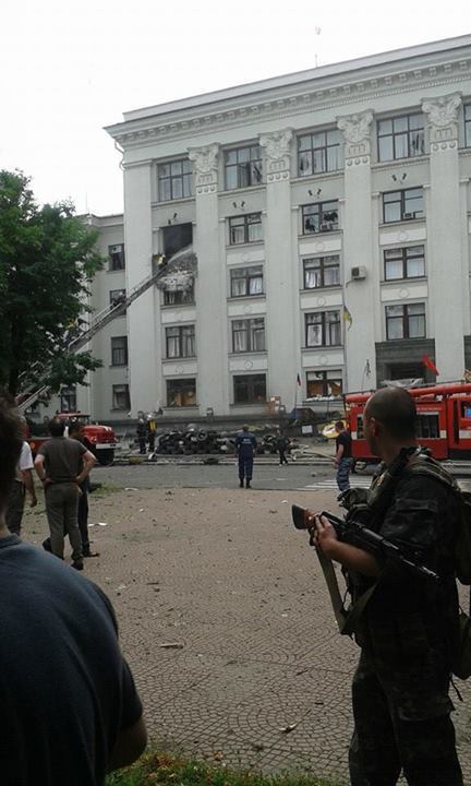 У Луганську підбито будівлю ОДА, терористи збираються евакуюватися з СБУ