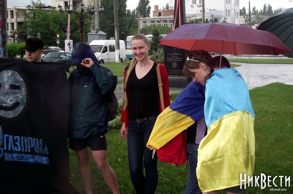 У Миколаєві молодь закликала бойкотувати "заправки окупанта"