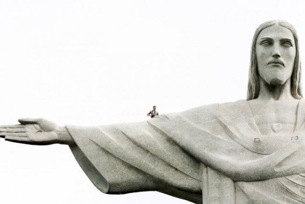 Блогер сделал первый в мире селфи на вершине статуи Христа в Рио. Фотофакт