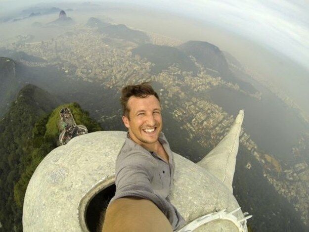 Блогер сделал первый в мире селфи на вершине статуи Христа в Рио. Фотофакт