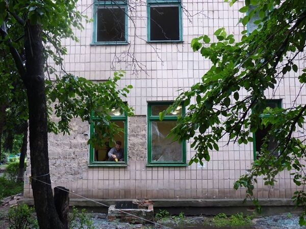 Снаряд проделал огромную дыру в здании детского сада Славянска. Фотофакт