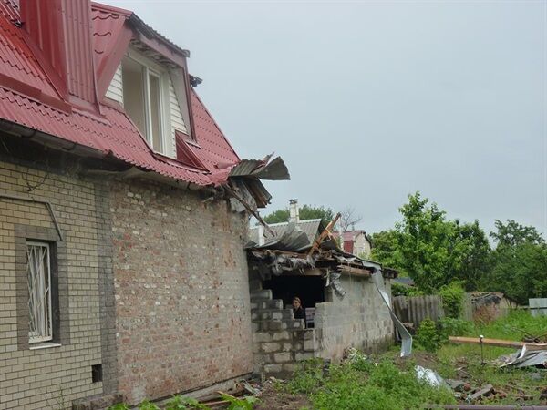 Снаряд проделал огромную дыру в здании детского сада Славянска. Фотофакт