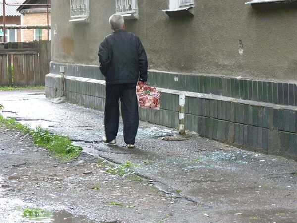 Снаряд проделал огромную дыру в здании детского сада Славянска. Фотофакт