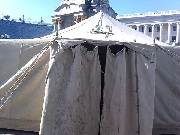 Мешавшие Киевсовету палатки перенесли на Майдан 