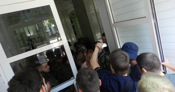 Сессию облсовета в Днепропетровске два часа блокировали люди в камуфляже