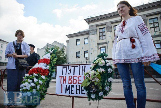 До посольства РФ в Києві принесли жалобні вінки: в цей раз акція пройшла мирно