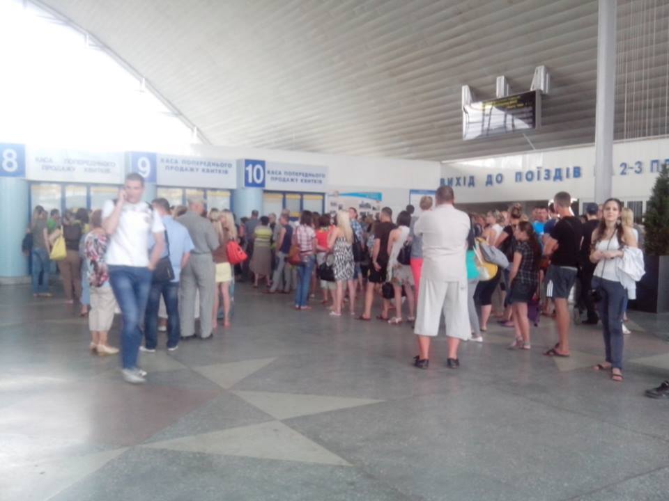 Луганчани масово тікають з міста: в поїздах замість 100 чоловік їздять по 400