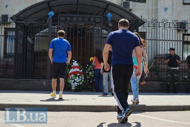 К посольству РФ в Киеве принесли траурные венки: в этот раз акция прошла мирно