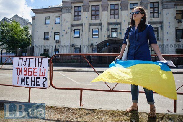 К посольству РФ в Киеве принесли траурные венки: в этот раз акция прошла мирно