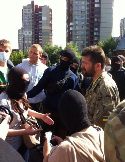 В Киеве активисты пикетируют консульский отдел посольства РФ: в милицию летят орехи