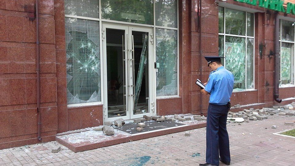 У центрі Києва націоналісти розгромили відділення "Ощадбанку Росії"