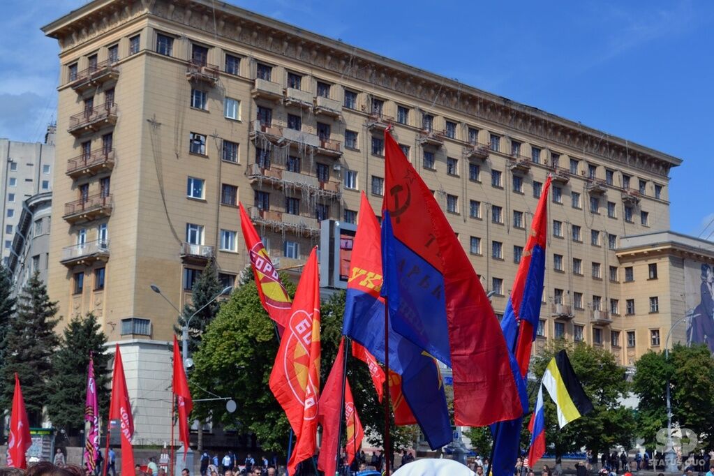 В Харькове около 300 человек вышли требовать прекращения АТО 