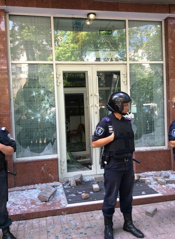 У центрі Києва націоналісти розгромили відділення "Ощадбанку Росії"