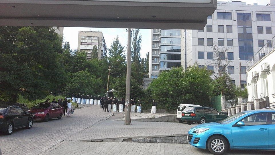 У Києві активісти пікетують консульський відділ посольства РФ: в міліцію летять горіхи