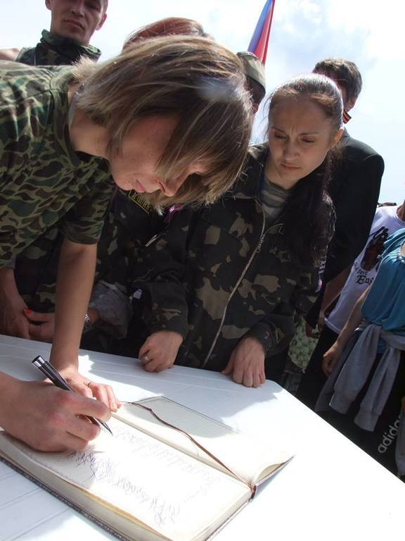 У Донецьку мітингували прихильники "ДНР": вимагали "світу", але клялися воювати до останнього