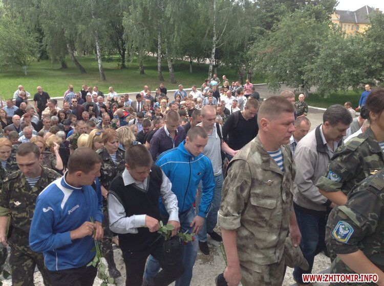 В Житомире сотни людей скандировали "Герои не умирают", прощаясь с погибшим командиром разведчиков