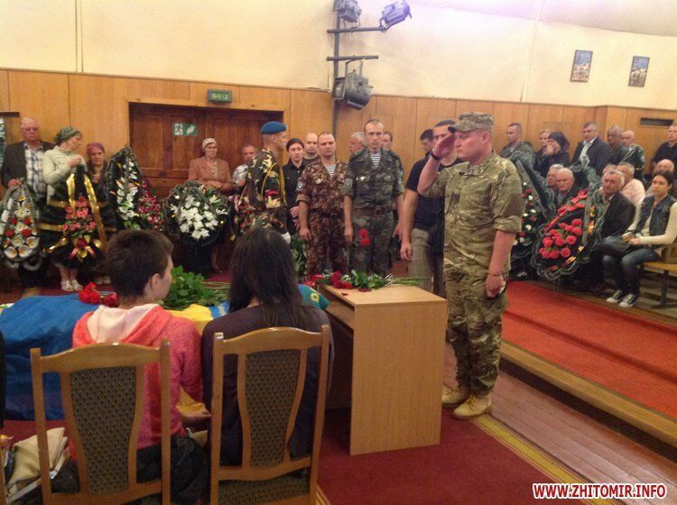 У Житомирі сотні людей скандували "Герої не вмирають", прощаючись із загиблим командиром розвідників