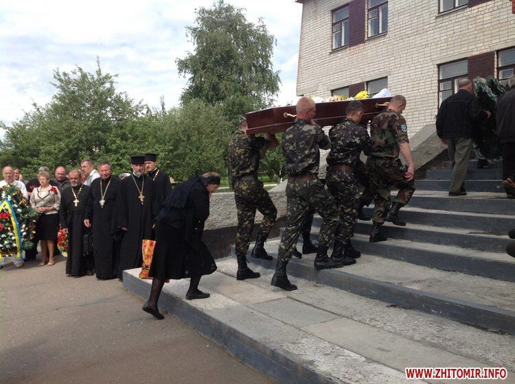 В Житомире сотни людей скандировали "Герои не умирают", прощаясь с погибшим командиром разведчиков