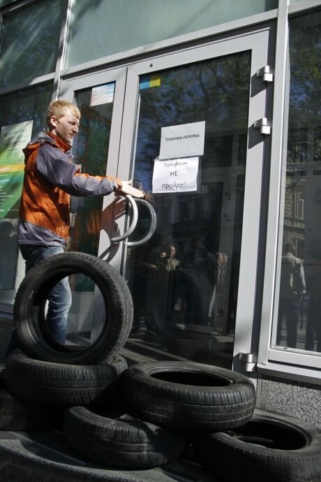 Львів'яни протестують проти "Ощадбанку Росії": принесли шини і яйця