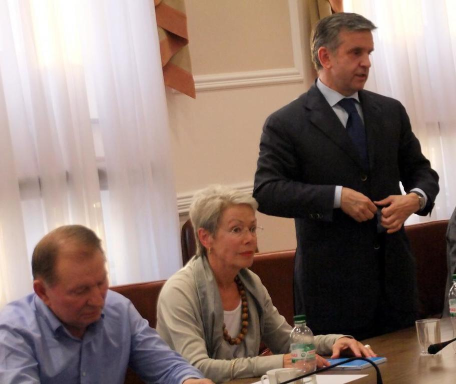Як проходили переговори про світ в Донецьку. Фотофакт
