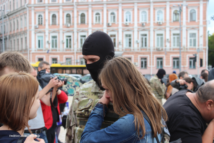 Как украинки провожали любимых на Донбасс. Фото, от которых разрывается сердце