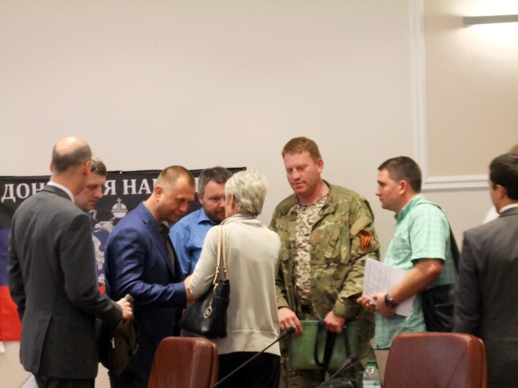 Как проходили переговоры о мире в Донецке. Фотофакт